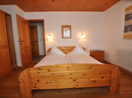 Schlafzimmer mit Doppelbett in der Ferienwohnung 