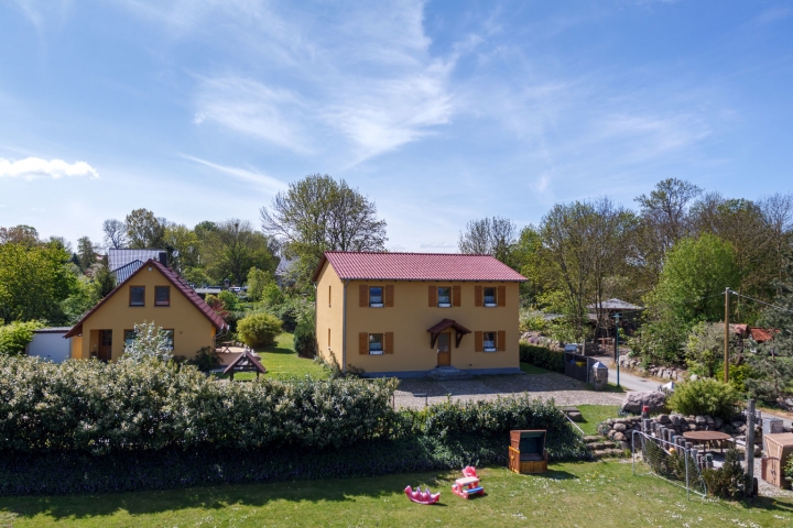 Rechts unser Ferienhaus mit vier Wohnungen