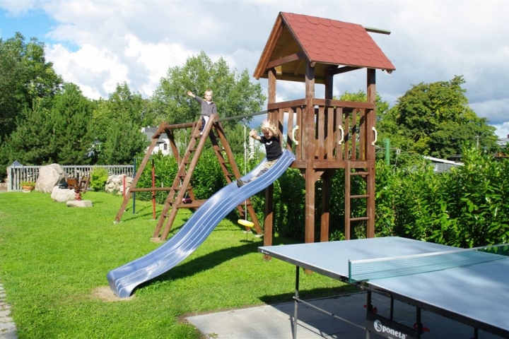 Unser Spielplatz vor dem Haus