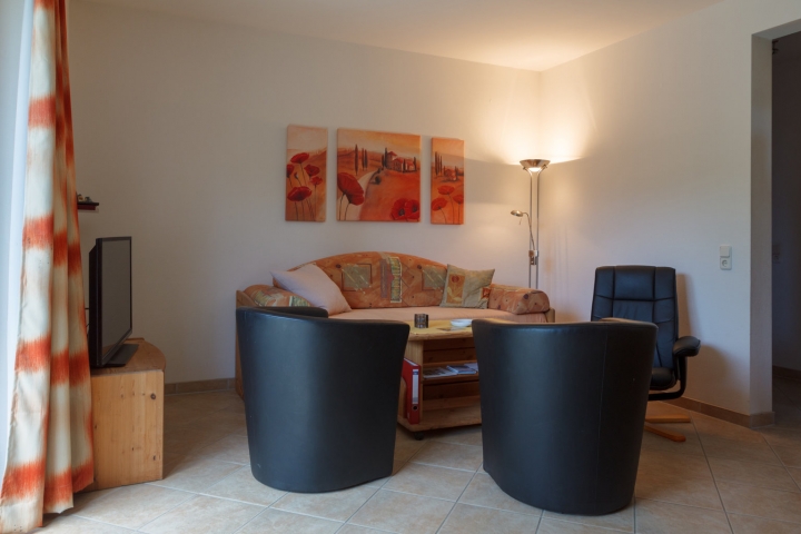 Ferienwohnungen Ostsee Walter | Wohnzimmer mit Fernseher und Schlafmöglichkeit für 2 Personen (Komplette Betten mit Martatzen 90 x 200)