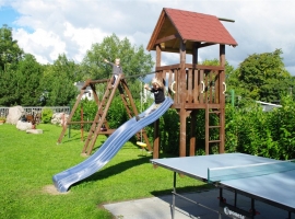 Unser Spielplatz vor dem Haus