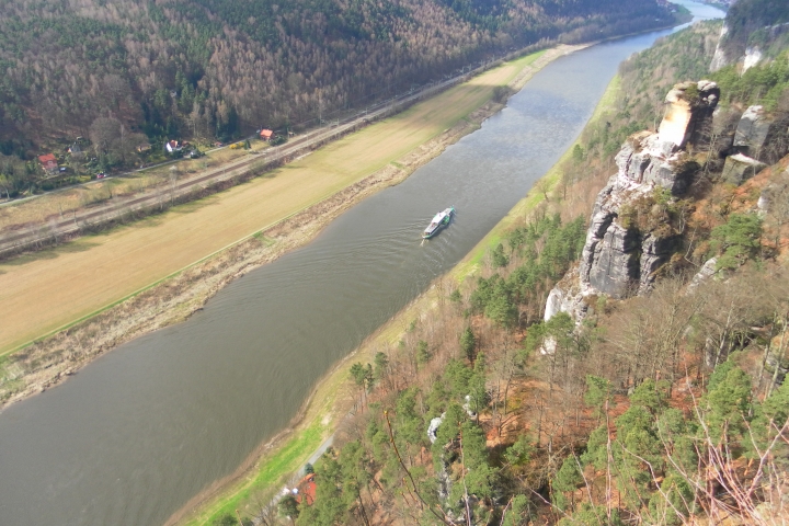 Historischer Schaufelraddampfer auf der Elbe