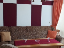 Wohnzimmer mit gemütlicher Sofaecke und Sessel