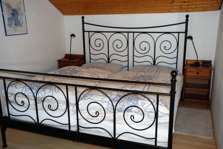 Doppelbett im Schlafzimmer