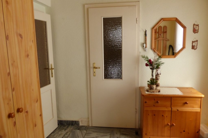 Vorhaus mit Tür zum Bad und Wohnraum