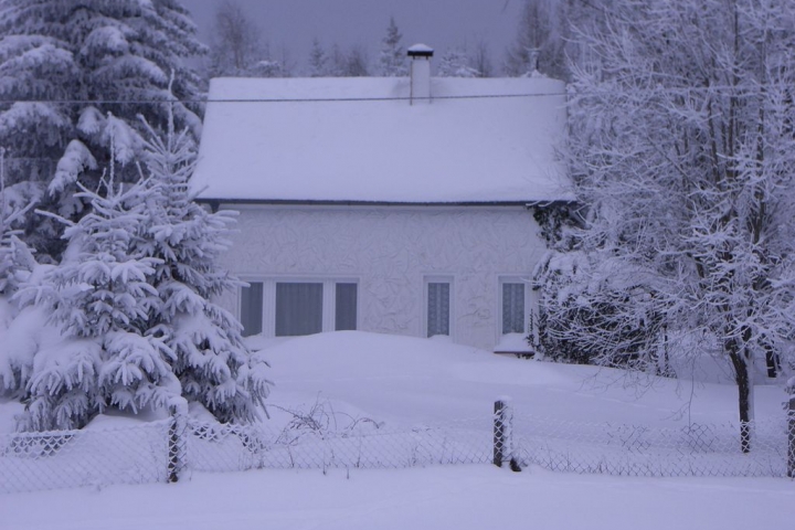 Winterromantik und Hüttenflair beim Glühwein am Kaminofen im Ferienhaus  
