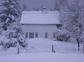Winterromantik und Hüttenflair beim Glühwein am Kaminofen im Ferienhaus  