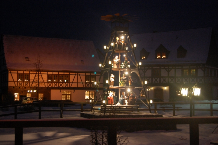 Ortspyramide zu Weihnachten