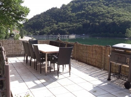 Terrasse mit Seeblick und Grill