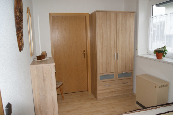 2. Schlafzimmer FeWo 2 + angrenz. Toilette