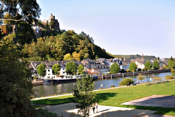 Stadt Saarburg (4 km von Ayl) mit Blick auf die Burg