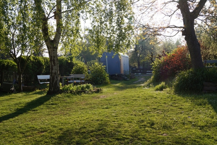 durch den Garten zur 