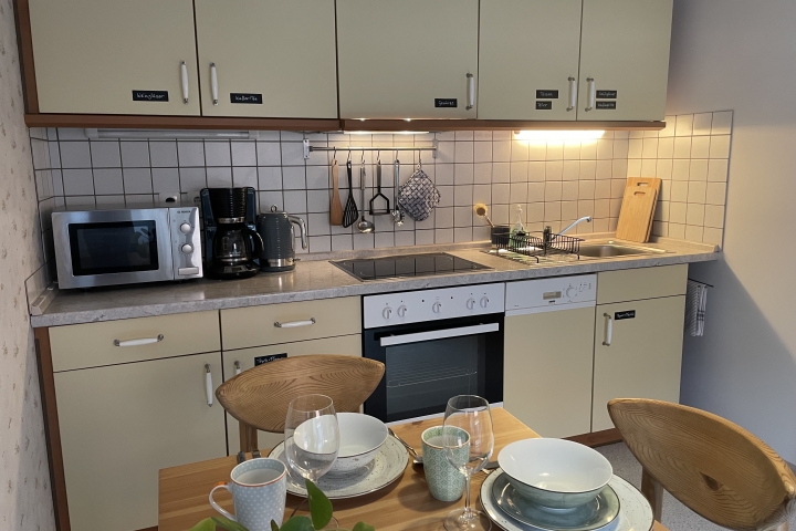 Küche  mit  Esstisch