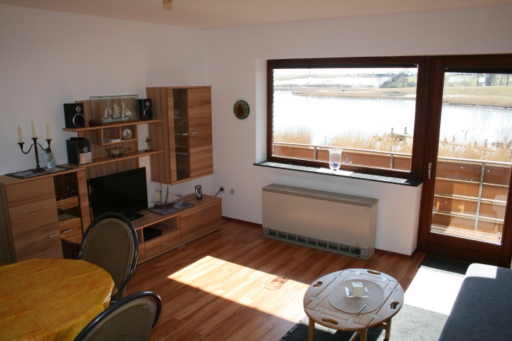 Wohnzimmer mit Aussicht aufs Wasser