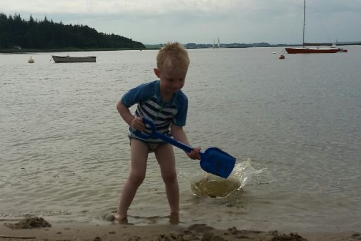 am Schleiufer spielen im Sand