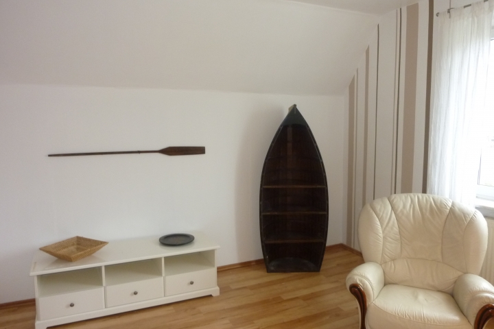 großzügiges, maritimes Wohnzimmer