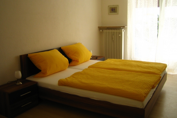 Fewo Bella Schlafzimmer 1 mit Zugang zum Garten/Terrasse Teilansicht