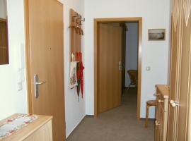 Im Flur tauchen sie ein in unsere gemütliche Ferienwohnung.