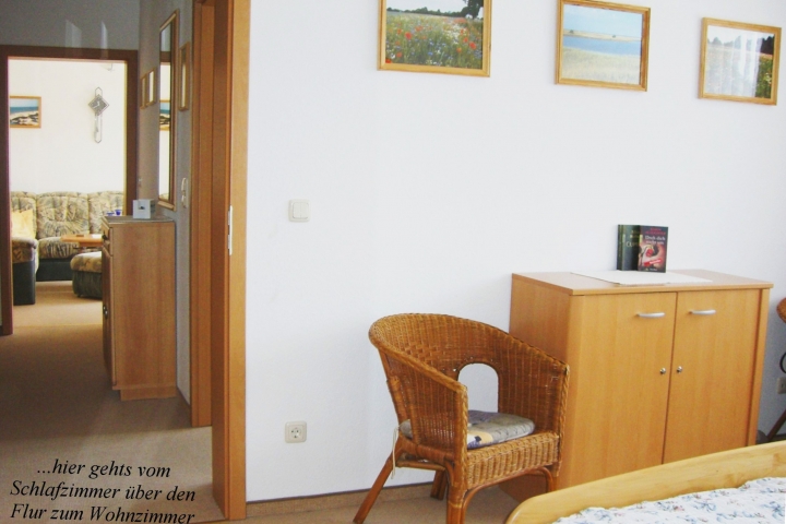 ...Blick vom Schlafzimmer über den Flur zum Wohnzimmer