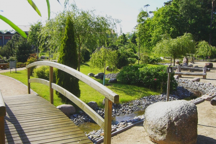 Die Gartenanlage mit Wasserlauf zum Goldfischteich