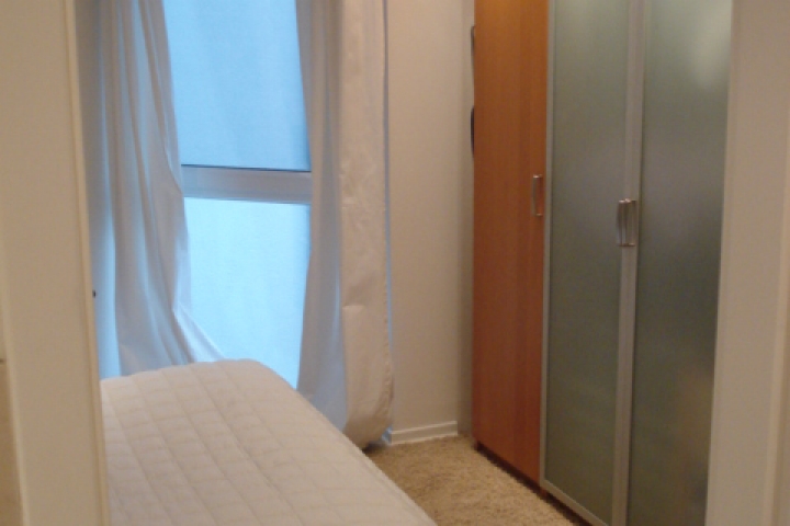 Schlafzimmer mit Kleiderschrank