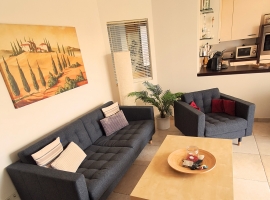 Wohnzimmer mit Blick auf die Küche und Fenster zum Schlafzimmer