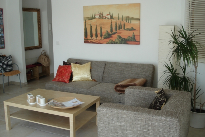 Wohnzimmer mit Blick in den Eingangsbereich