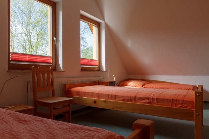 Schlafzimmer mit drei Einzelbetten