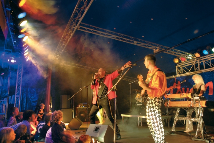 Abendunterhaltung
Shows und internationale Livebands