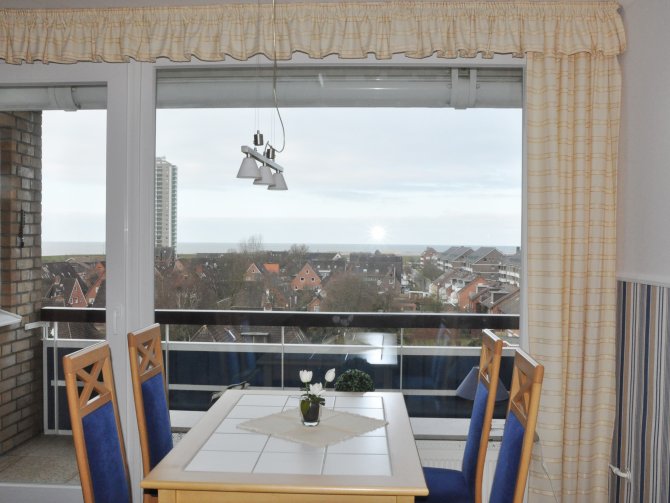 Haus Eggert Ferienwohnungen | Eßplatz am großen Fenster mit herrlichem Meerblick