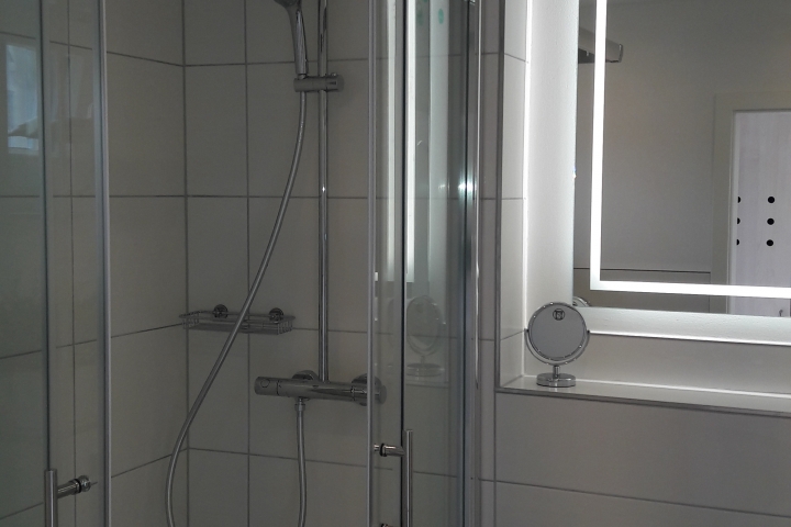 Bad mit Duschkabine und Regendusche
