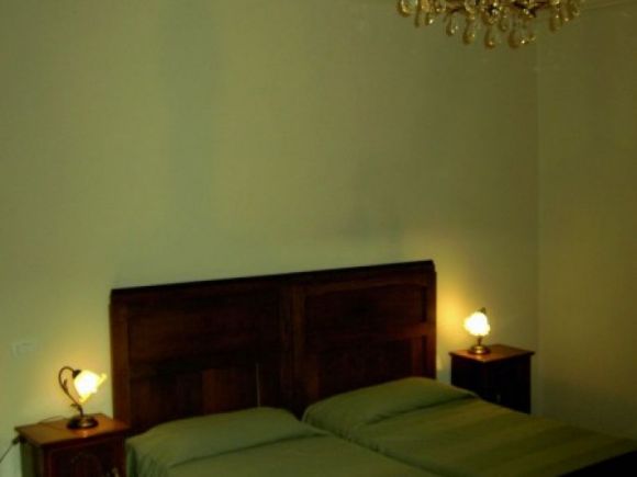 Ferienwohnungen Borgo Belfiore | Schlafzimmer mit Doppelbett in Rosa