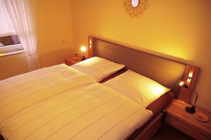 sehr bequeme Betten mit verstellbaren Lattenrosten und Boxspringmatratzen