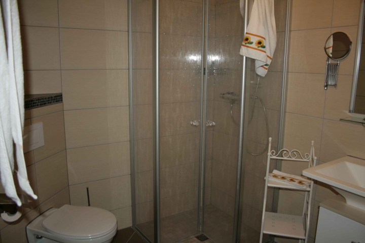 modernes Badezimmer mit Fußbodenheizung