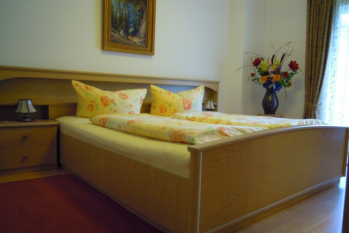 Schlafzimmer 1 mit direkten Zugang auf den Balkon!
