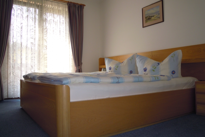 Schlafzimmer 2 mit direkten Zugang auf den Balkon!
