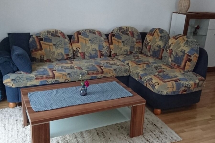 Landhaus Ostler Ferienwohnungen | Gemütliche Couch zum ausziehen