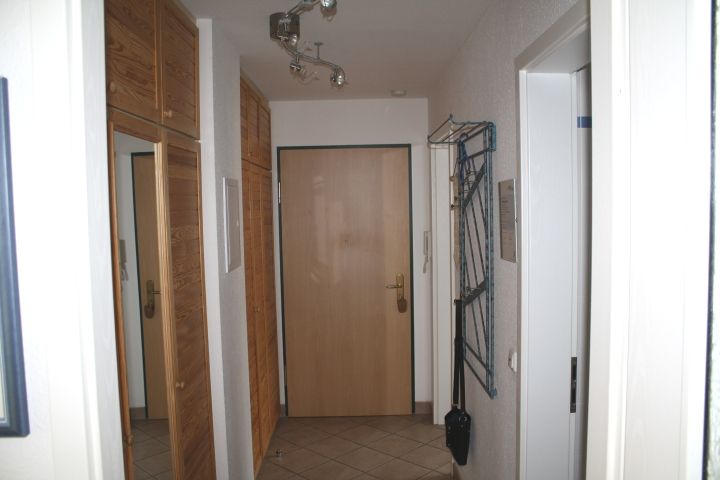 Flur mit Einbauschrank, Garderobe, Spiegel