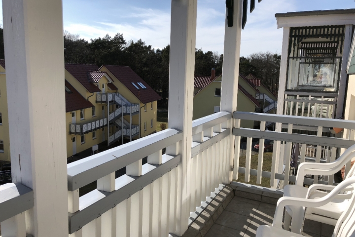 Ferienwohnung - Le Solitaire - Am Buchenhain | Großer Südbalkon mit Blick auf den Küstenwald