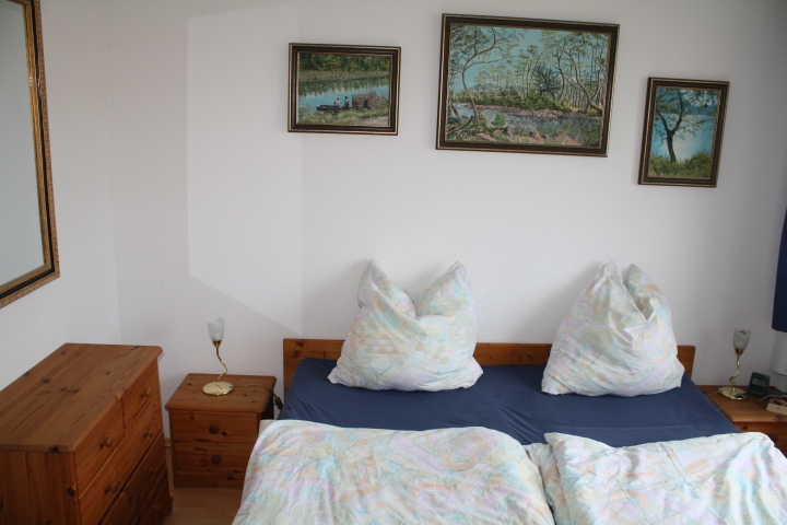 Schlafzimmer mit Qualitätsmatratzen und verstellbarem Lattenrost
