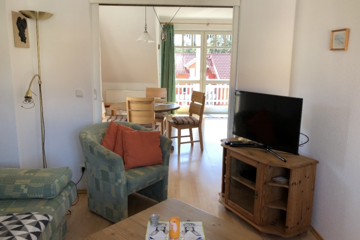 Wohnzimmer mit Schlafcouch 2,00 m X 1,60m ausgeklappt.