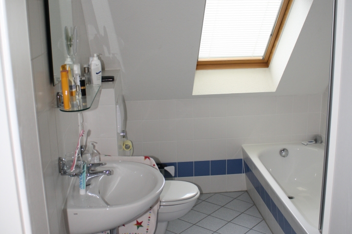 großes Bad mit Wanne und Waschmaschine