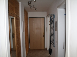 Flur mit Einbauschrank, Garderobe, Spiegel
