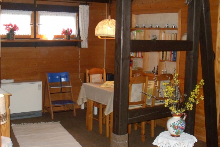 das ans Wohnzimmer angrenzende Esszimmer