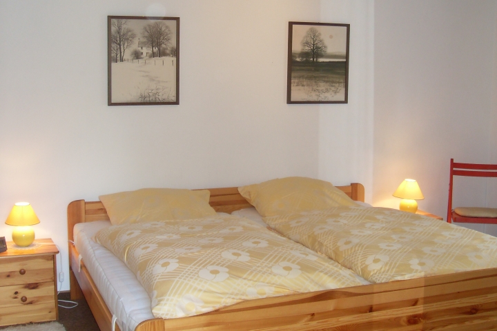 das Elternschlafzimmer - mit genügend Platz für ein Kinderreisebett