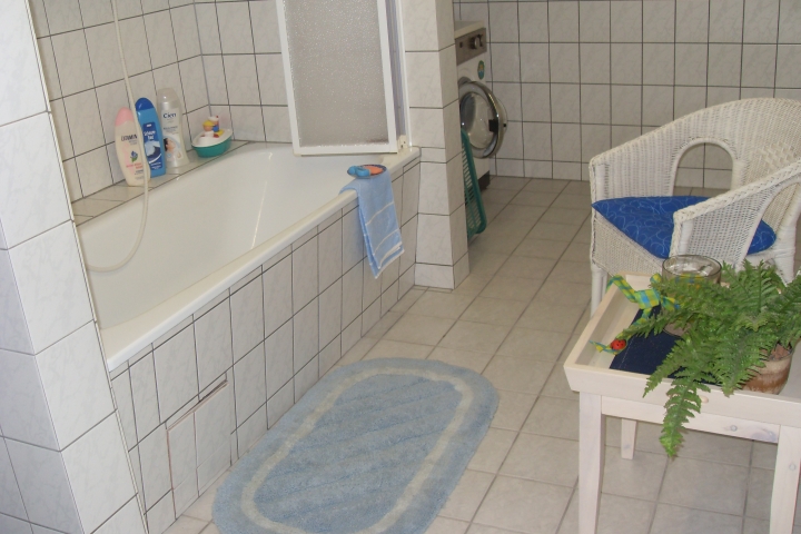Wannenbad und Waschmaschine im Untergeschoß