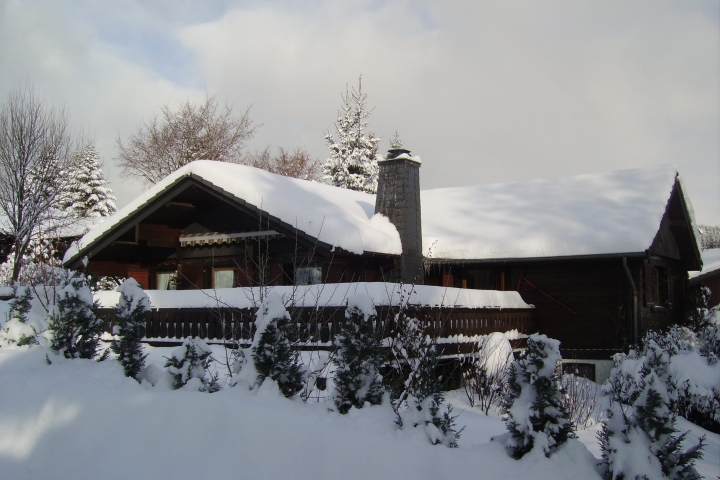das Ferienhaus -
tiefverschneit im Winterkleid