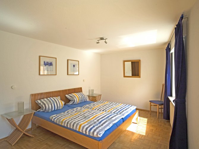 Ferienwohnungen Bioweingut Rehm in der Pfalz | modernes Schlafzimmer mit Doppelbett