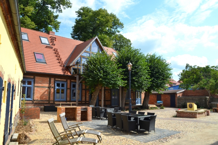 Der sonnige Innenhof mit Grillstation