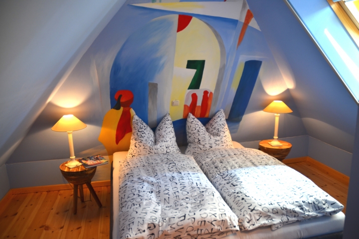 Jedes Zimmer ist einem Künstler gewidmet: Das Macke-Zimmer im Dach